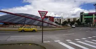 Imagen de la pregunta 15: ¿Qué indica la señal de tránsito que se observa en la imagen?